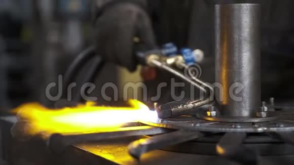 焊接作为焊工工作焊接设备的特写火花飞扬烟雾和火灾熔化的金属慢动作视频的预览图