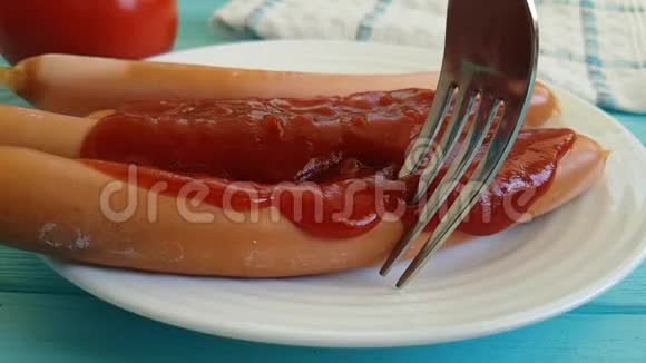 带番茄板叉的香肠视频的预览图