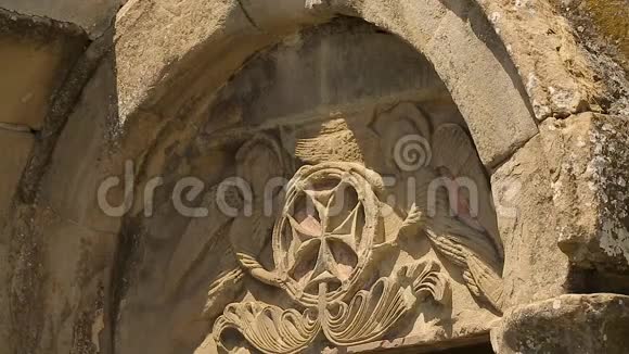 建筑装饰天使与交叉在Jvari修道院的墙壁Mtskheta视频的预览图