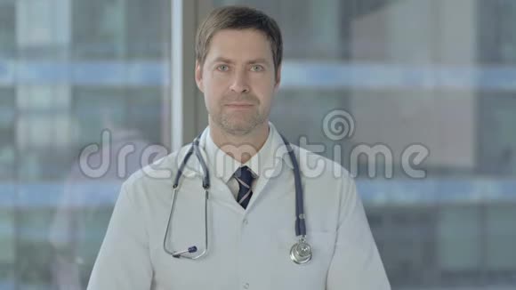 正博士在镜头前微笑视频的预览图