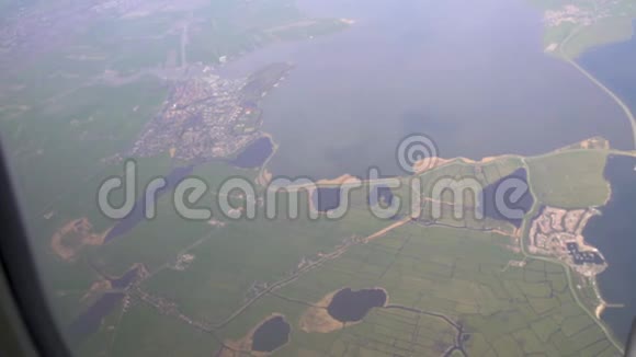 飞机窗口拍摄令人惊叹的海景和城镇从飞机航空旅行视频的预览图