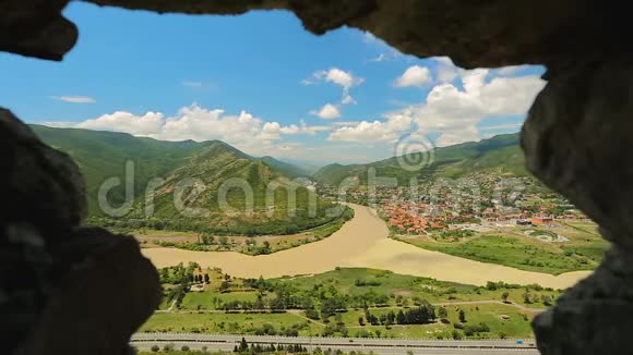 从乔治亚州吉瓦里修道院鸟瞰Mtskheta绿色自然旅游视频的预览图