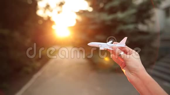 手中的塑料玩具飞机模拟飞行视频的预览图