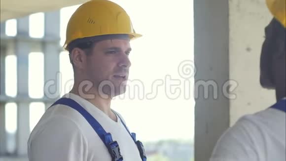 建筑工地施工人员谈话视频的预览图