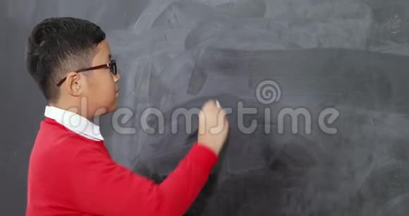 男孩在课堂上写回学校的课文视频的预览图