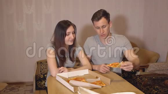 美女和男人在家吃披萨视频的预览图
