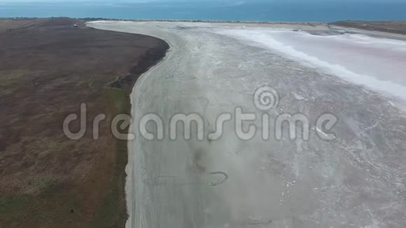 咸盐湖在阿佐夫海沿岸以前的河口从上面看干湖鸟的盐湖城景视频的预览图