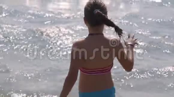 在海浪中享受乐趣的女孩视频的预览图