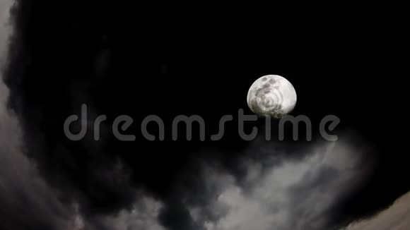 月圆在黑暗的天空和夜晚的乌云中快速上升视频的预览图