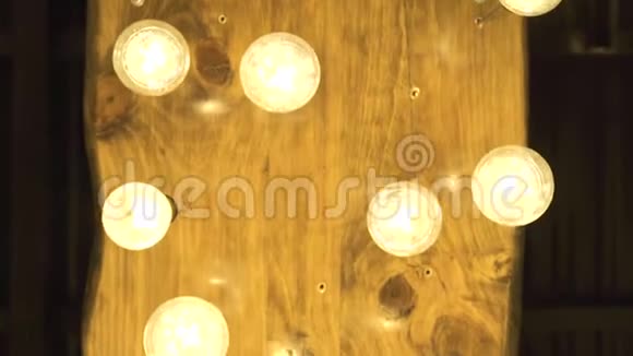 装饰的发光灯泡挂在黑暗的房间的天花板上现代室内装饰用老式灯泡照明灯视频的预览图