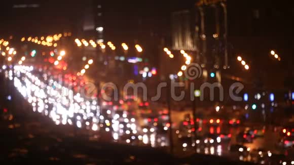 大城市道路夜间交通高速公路车灯视频的预览图