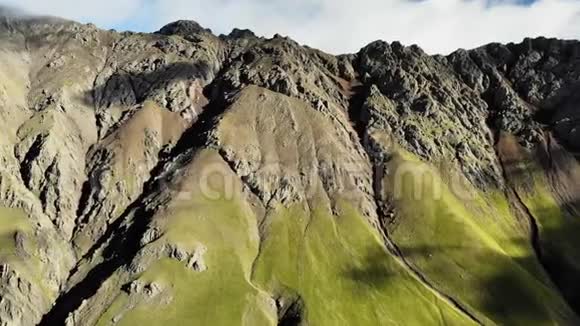 山脊岩石墙的垂直全景从空中飞回来北高加索俄罗斯视频的预览图