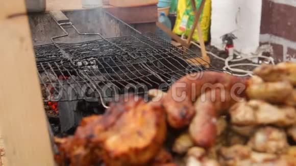 老土在肥油烟的烤炉子里躺着火劣质的街头食品视频的预览图