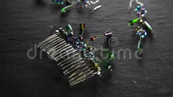 珠宝耳环和手工制作的梳子旋转着视频的预览图