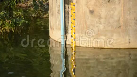 泰国王邦水库防洪预警用水泥墙水位计视频的预览图