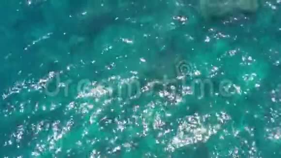 在印度尼西亚巴厘的努沙佩尼达岛的Tembeling海岸线上的海浪的空中拍摄4K视频的预览图