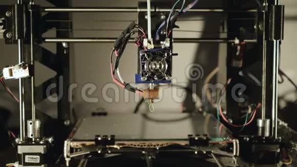 塑料运行的3D打印机4K视频的预览图