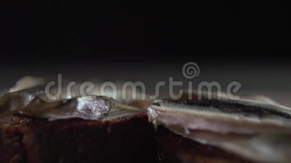三明治用咸鱼水在背景中的液体视频的预览图