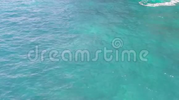 在印度尼西亚巴厘的努沙佩尼达岛的Tembeling海岸线上的海浪的空中拍摄4K视频的预览图