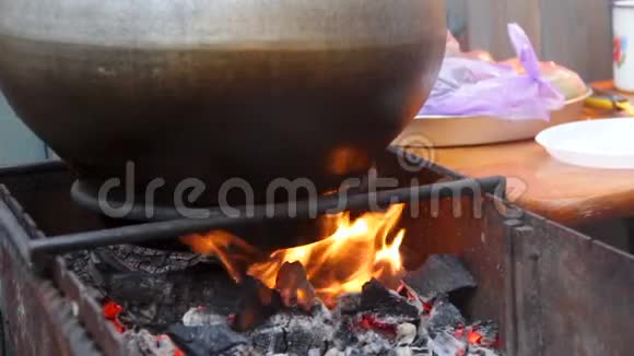 食物在巨大的大锅里沸腾燃烧着传统的露天烹饪视频的预览图