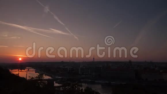 日出后的布拉格天际线视频的预览图