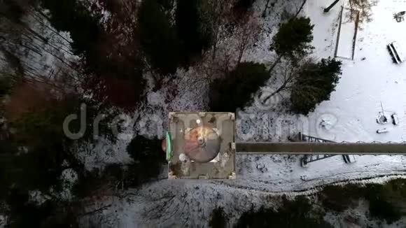 高空无人驾驶飞机4k飞行时间间隔在天空上空飞过黑松树冬森林覆盖着白雪视频的预览图