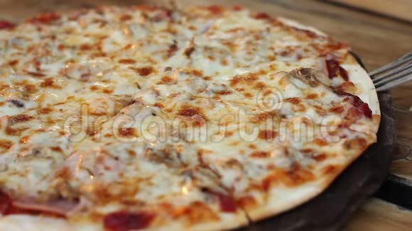 吃一片自制的披萨和拉伸奶酪视频的预览图