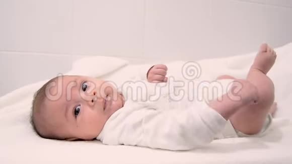 穿着白色西装的可爱的三个月大的男婴视频的预览图