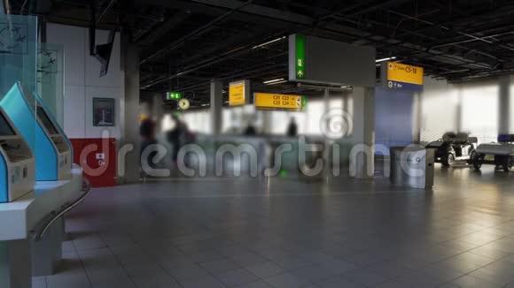 机场候机楼旅客携带行李步行至登机台旅行视频的预览图