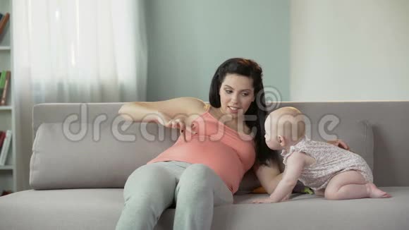 幸福的女人怀着第二个孩子告诉大孩子哥哥姐姐视频的预览图