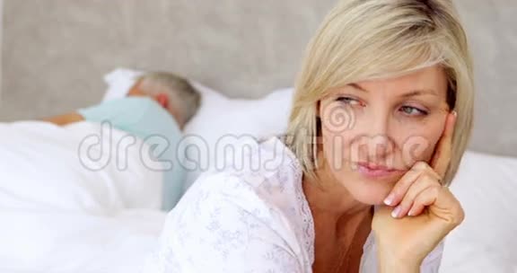 不开心的女人在丈夫睡觉的时候视频的预览图