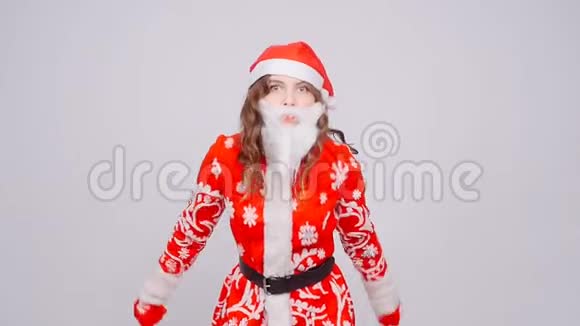 有趣的舞蹈圣诞女孩红色蓬松圣诞帽视频的预览图