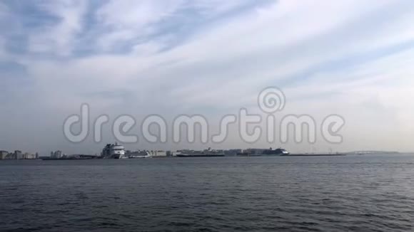 邮轮客轮在港口海上终点站视频的预览图