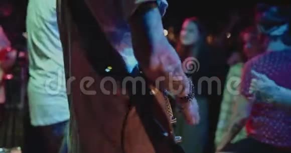 在舞台上演奏摇滚音乐的吉他手视频的预览图