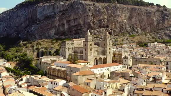 美丽的城市位于省一座山的山顶上行动山谷的景色欧洲古城的俯视图视频的预览图