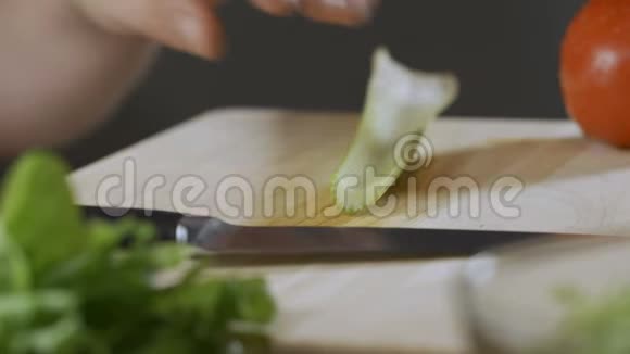 厨师在砧板上专业切芹菜视频的预览图