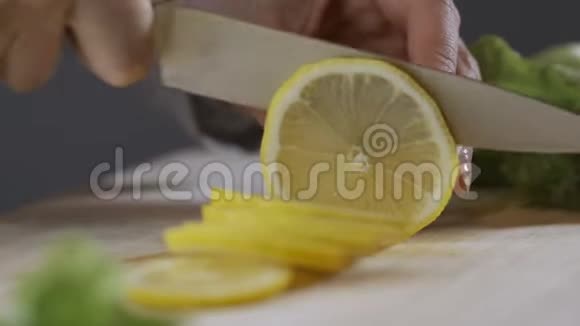 女人在砧板上切柠檬手切片柠檬在砧板特写视频的预览图