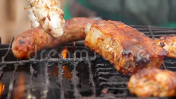 用火煮炒红香肠准备油腻不健康的烧烤食品视频的预览图
