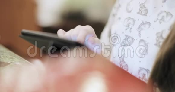 一个十几岁的女孩用她的触摸小玩意视频的预览图
