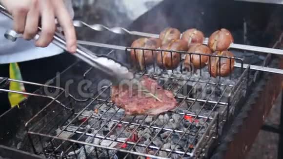 厨师在新鲜空气中烧烤肉和蔬菜视频的预览图