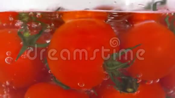 带有气泡的水中番茄视频的预览图