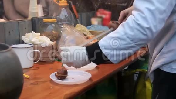 男人在廉价餐厅的脏桌子上煮蔬菜产品质量控制视频的预览图
