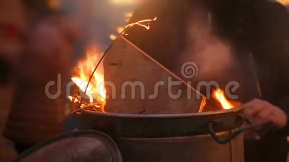 人们在大火的大缸前取暖试图在篝火旁取暖视频的预览图