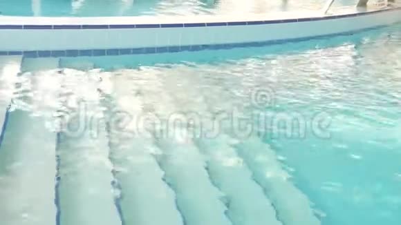 豪华度假游泳池有美丽干净的蓝色水4k游泳池里的水疗舒适的放松视频的预览图