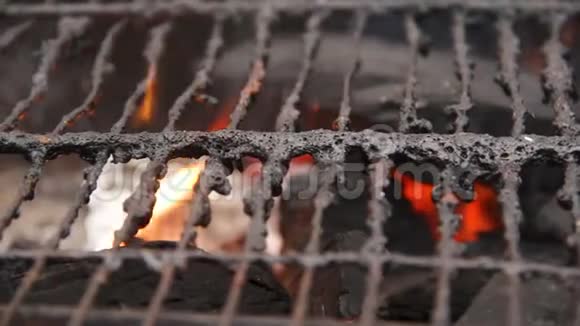 烧烤炉上覆盖着肮脏的脂肪放在明火上加热烧烤视频的预览图