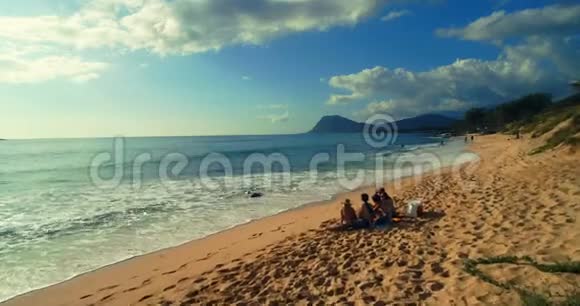 游客坐在海滩4K视频的预览图