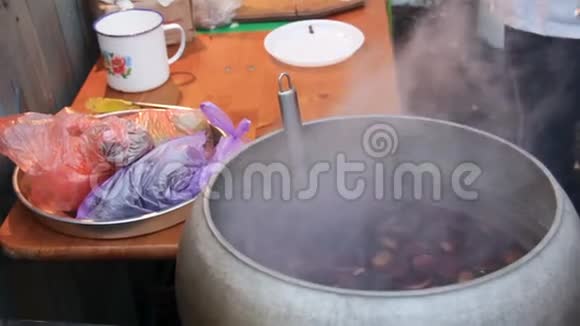 在院子里的大锅里酿造饮料温暖穷人慈善厨房视频的预览图