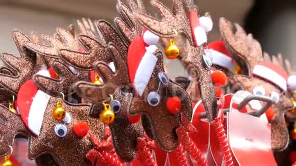 新年和圣诞节的头上挂着鹿戴着圣诞老人的帽子耳朵上挂着铃铛这就是视频的预览图