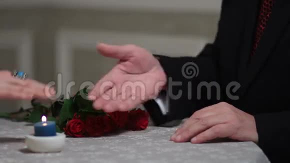 浪漫成熟的男人亲吻女人手视频的预览图