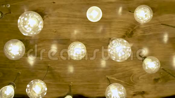 装饰照明灯泡挂在天花板上来自老式灯泡灯的明亮发光古董钨灯视频的预览图